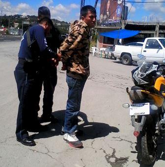 Lo detienen por no traer placa y le encuentran droga imagen 1