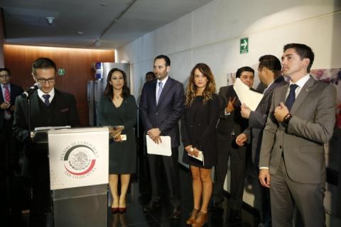 Asiste Adriana Dávila a exposición fotográfica “Arte Urbano” inaugurada en el Senado imagen 2