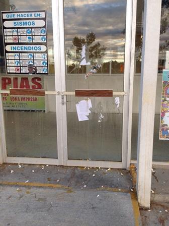 Lanzan huevos y hacen disturbios maestros inconformes imagen 1