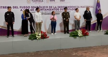 Entrega Lorena Cuéllar fuego simbólico a alcaldes; todo listo para la noche mexicana