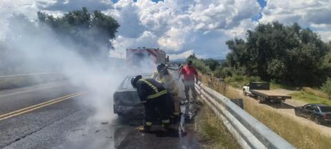 Controlan incendio de vehículo sobre la carretera Huamantla–El Carmen Xalpatlahuaya