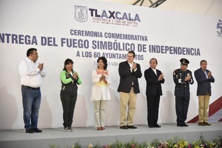 Entrega Anabell Ávalos Fuego de Independencia a comunidades imagen 3