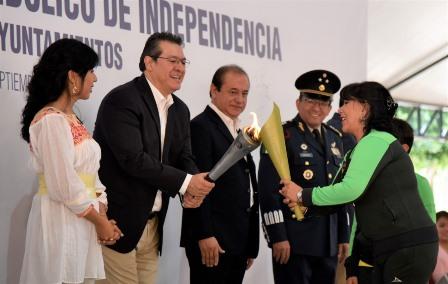 Entrega Anabell Ávalos Fuego de Independencia a comunidades imagen 1
