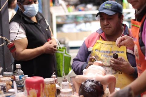 Gabriel Chacón, 27 años restaurando niños Dios en el Mercado municipal imagen 2