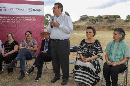 Marco Mena y Olga Sánchez recorren zona arqueológica de Xochitécatl imagen 2