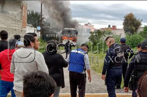 Por aparente falla mecánica se inc3ndia autobús en Zacatelco