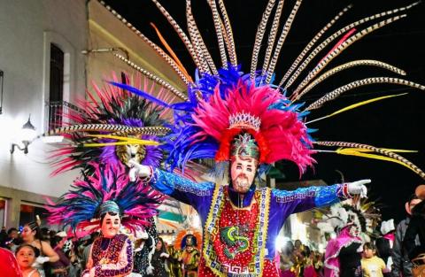 Las calles de Huamantla se transforman en un colorido festival durante el desfile de burladeros imagen 2