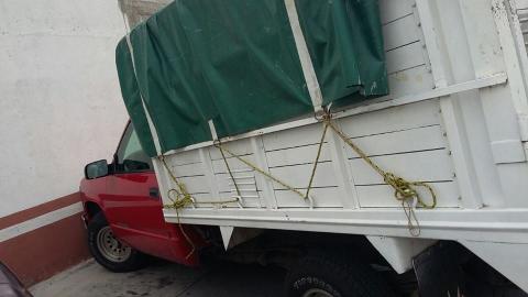 Roban objetos del interior de una camioneta en Aurrera