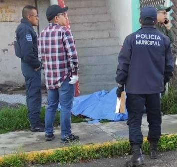 Matan a golpes a hombre y lo dejan tirado en la banqueta
