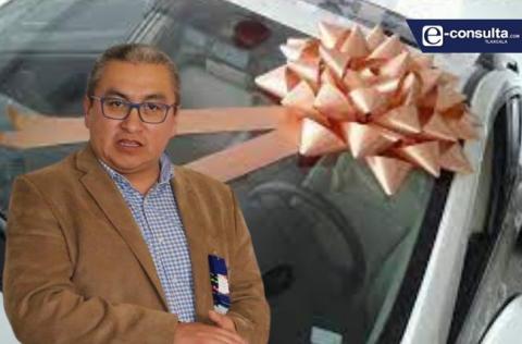 Homero Meneses guarda autos de maestros ganadores en el sótano