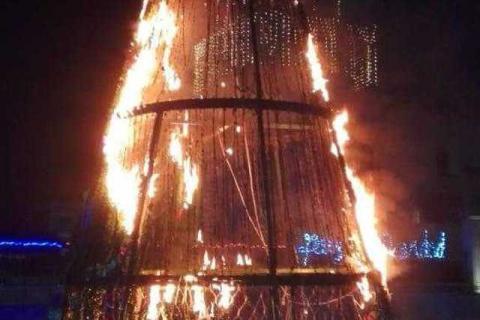 El Grinch de Ixtenco quema Árbol de Navidad a unas horas que fuera encendido imagen 5