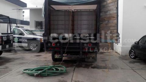 Detienen a sujeto con camioneta e hidrocarburo robado