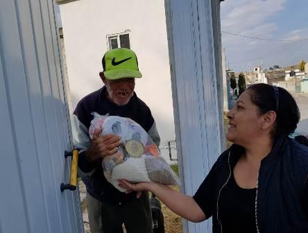 Con despensas se apoya la economía familiar en Hueyotlipan imagen 2