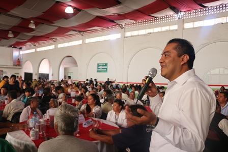 Héctor Domínguez festejó a 1,500 abuelitos chiautempenses imagen 1