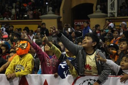 Cientos disfrutaron la función de lucha libre “Triple A” imagen 1