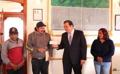 Entrega alcalde de Huamantla apoyos económicos a vecinos de comunidades imagen 1