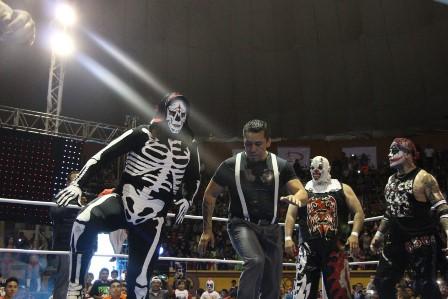 Cientos disfrutaron la función de lucha libre “Triple A” imagen 3