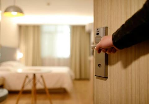 Pareja se hacen pasar por clientes de hotel y atracan a empleados, en Chiautempan