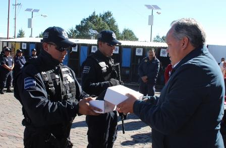 Entrega Alcalde de Huamantla radios a policías imagen 1