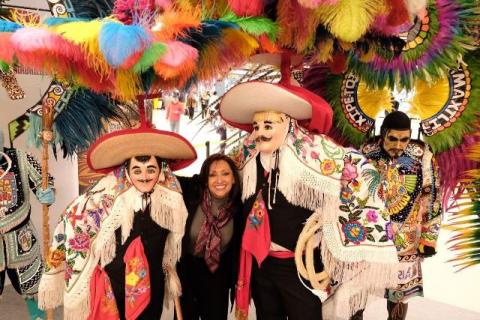 Cuéllar presume a los huehues en España y en Tlaxcala los echa a la ratonera