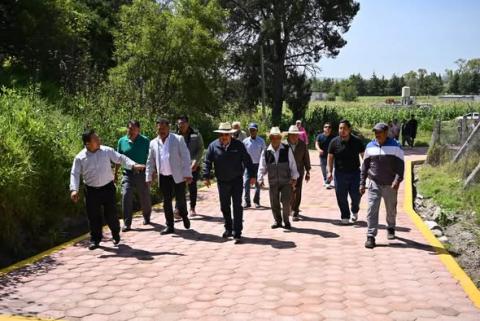 Inaugura presidente de Ixtacuixtla pavimentación con adoquín en San Antonio Tizostoc imagen 2