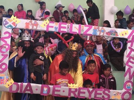 Más de mil infantes disfrutaron del día de Reyes en Ixtenco imagen 1