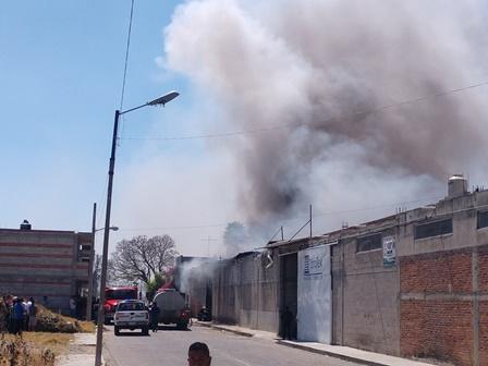 Se incendia fábrica de textiles en Chalma en Chiautempan imagen 1