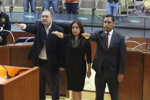De manera ilegal y con un notario dormido Cabrera asalta el IAIP