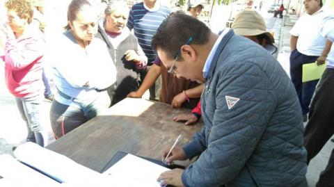 Avanzan en mejora de imagen en Ixtenco, uniforman a comercio informal imagen 4