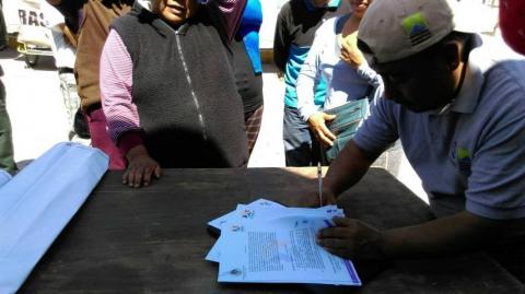Avanzan en mejora de imagen en Ixtenco, uniforman a comercio informal imagen 6