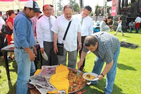 Asisten más de 2 mil personas a festival de las paellas imagen 2
