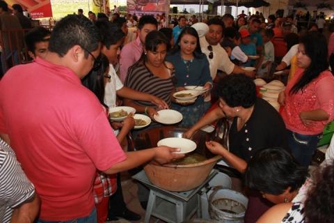 Exquisitos platillos típicos de la Región en la Muestra Gastronómica de la Feria de Chiautempan 2014 imagen 1