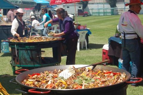 Asisten más de 2 mil personas a festival de las paellas imagen 11