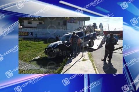 Patrulla choca contra poste en Tetla