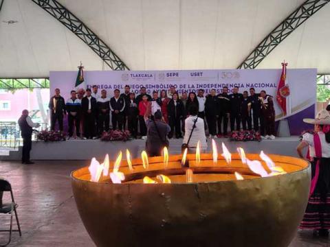 Gobernadora entrega Fuego Simbólico de la Independencia a Contla en emotiva ceremonia imagen 3