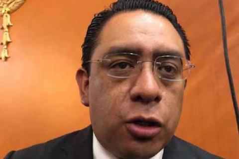 Secretario de Salud corre al único neurocirujano; paciente a punto de morir