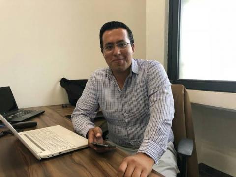 Tiembla vocero del Congreso se le escapa el hueso