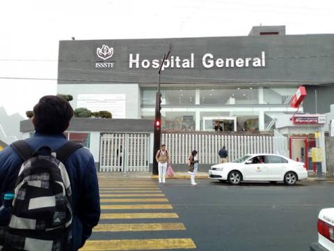 Fuera rejas del hospital del ISSSTE exigen derechohabientes