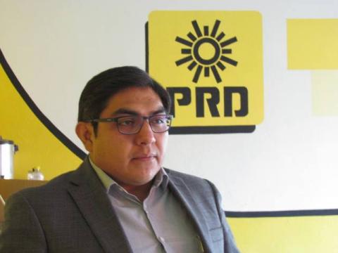 Alcalde ebrio lo detienen, golpea a policías y lo liberan por influencias