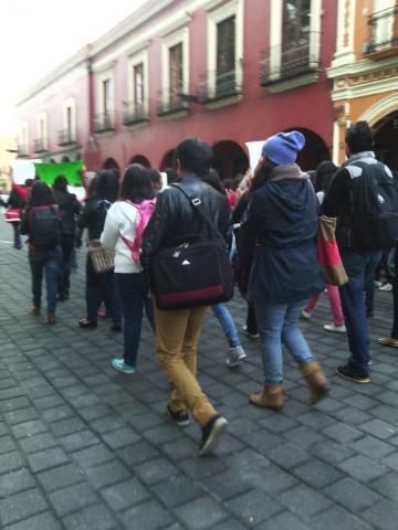 Marchan jóvenes tlaxcaltecas por caso Ayotzinapa