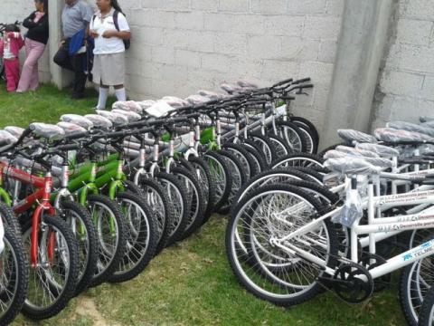 Entrega DIF Huamantla bicicletas a niños de comunidades imagen 2