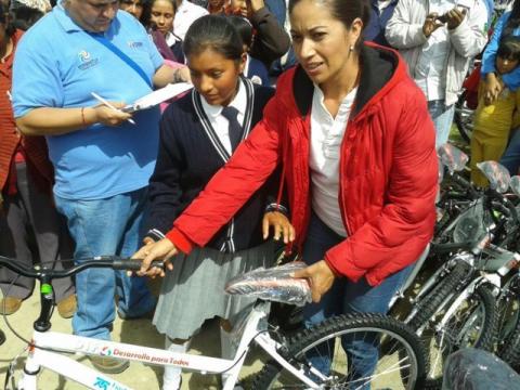 Entrega DIF Huamantla bicicletas a niños de comunidades imagen 1