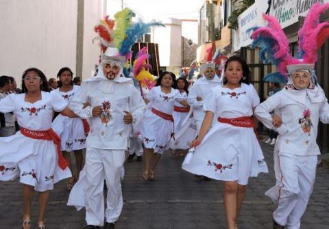 Albino Mendieta continúa otorgando apoyos a grupos de danzantes imagen 1