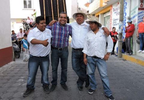 Albino Mendieta continúa otorgando apoyos a grupos de danzantes imagen 8