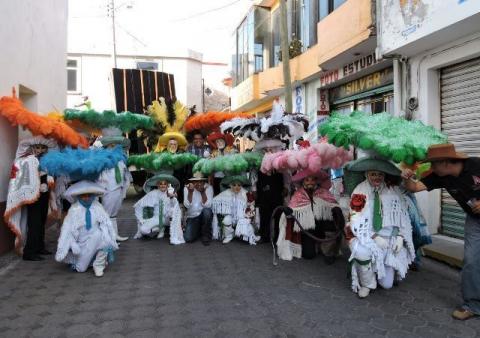 Albino Mendieta continúa otorgando apoyos a grupos de danzantes imagen 9