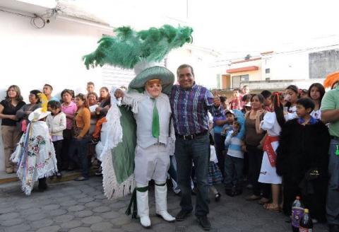 Albino Mendieta continúa otorgando apoyos a grupos de danzantes imagen 10