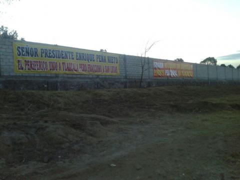 Con lonas demandan vecinos de Cuauhtelulpan obras para acceder al Libramiento Tlaxcala imagen 3