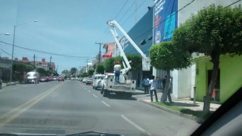 Usan grúa oficial del Ayuntamiento para colocar propaganda del PAN, denuncian imagen 2