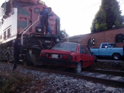 Se salvan de milagro dos personas luego de ser arrastrados por tren en Santa Cruz Tlaxcala imagen 2