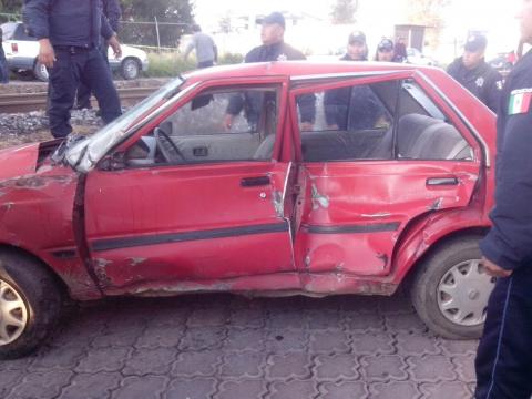 Se salvan de milagro dos personas luego de ser arrastrados por tren en Santa Cruz Tlaxcala imagen 1